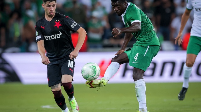 עלי מוחמד שחקן מכבי חיפה מול סרג'ן פלאבשיץ' שחקן סלביה פראג (צילום: מאור אלקסלסי)