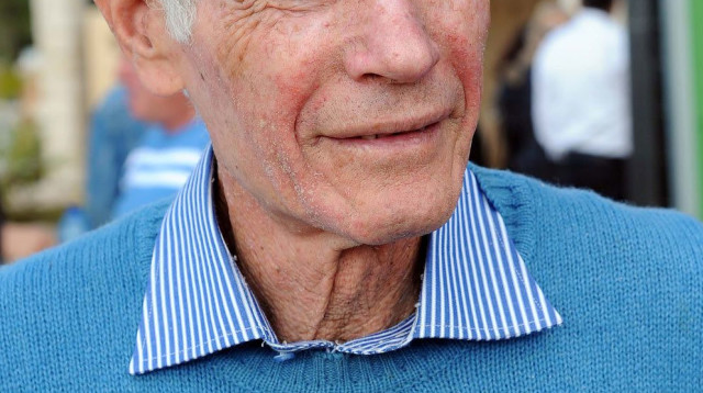 אמציה לבקוביץ' בהלוויה של עמנואל שפר (צילום: ברני ארדוב)