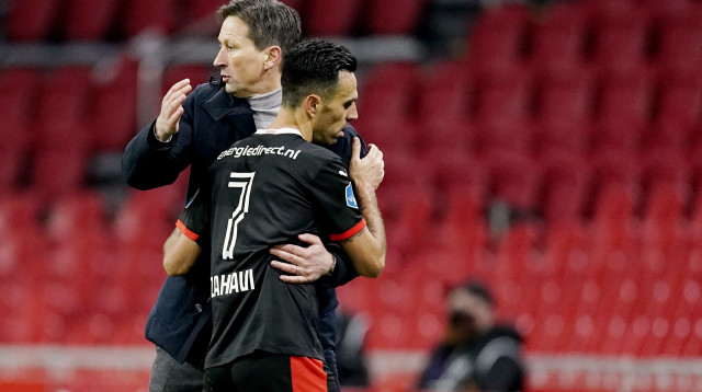 ערן זהבי שחקן פ.ס.וו איינדהובן עם רוגר שמידט (צילום: GettyImages, Soccrates Images)