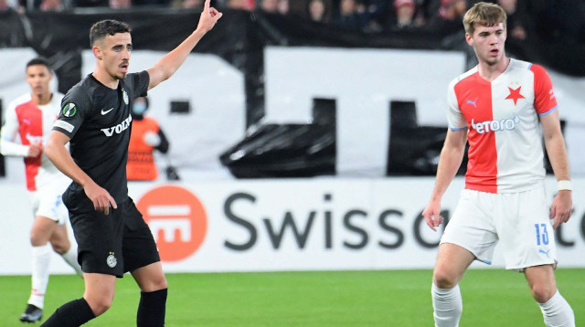 דולב חזיזה שחקן מכבי חיפה מול דניאל סאמק שחקן סלביה פראג (צילום: אתר רשמי, אתר מכבי חיפה)