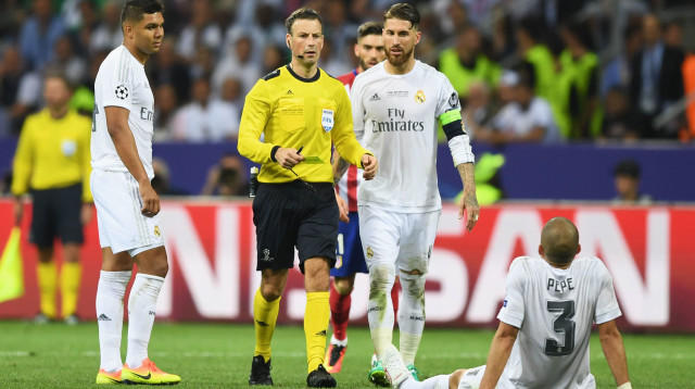 מארק קלאטנברג שופט כדורגל עם בלם ריאל מדריד סרחיו ראמוס (צילום: GettyImages, Shaun Botterill)
