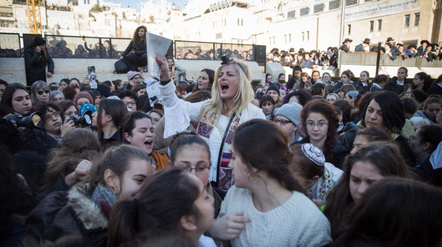 נשות הכותל בתפילה בכותל המערבי (צילום: הדס פרוש, פלאש 90)