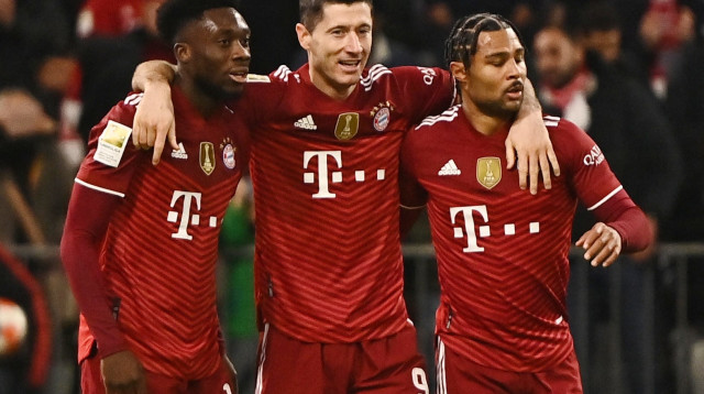 רוברט לבנדובסקי באיירן מינכן עם לירוי סאנה (צילום: רויטרס)