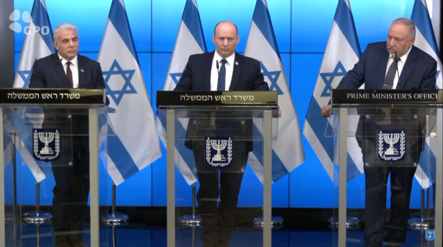 נפתלי בנט, אביגדור ליברמן ויאיר לפיד במסיבת עיתונאים (צילום: צילום מסך)
