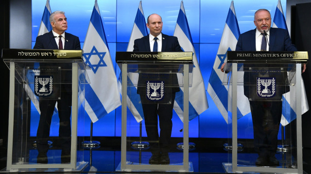 אביגדור ליברמן, נפתלי בנט ויאיר לפיד במסיבת העיתונאים (צילום: חיים צח לע"מ)