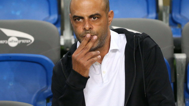 האוהדים דרשו לפטרו. לוזון (צילום: אודי ציטיאט)