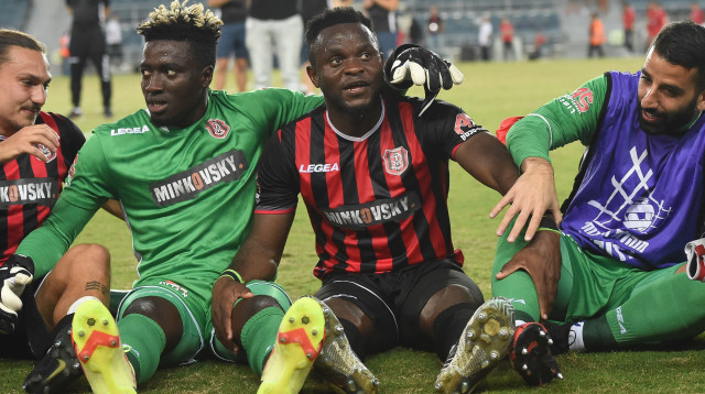 וויליאם אגאדה עם אדבאיו אדליי שחקני הפועל ירושלים (צילום: ברני ארדוב)