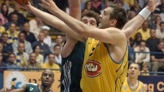 שחקן מכבי תל אביב ניקולה וויצ'יץ' מול שחקן ז'לגיריס קובנה ארווידאס סאבוניס במהלך "נס ז'לגיריס" (צילום: AP, Ariel Schalit)