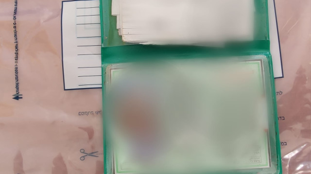 הסכין איתו הגיע החשודה למעבר קלנדיה (צילום: דוברות המשטרה)