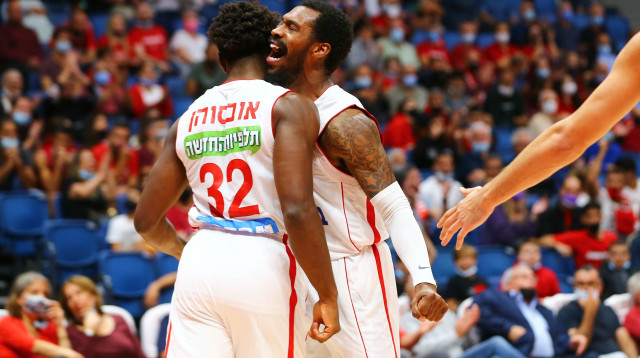 שחקן הפועל ירושלים שון קילפטריק עם רטין אובסוהאן (צילום: לירון מולדובן)