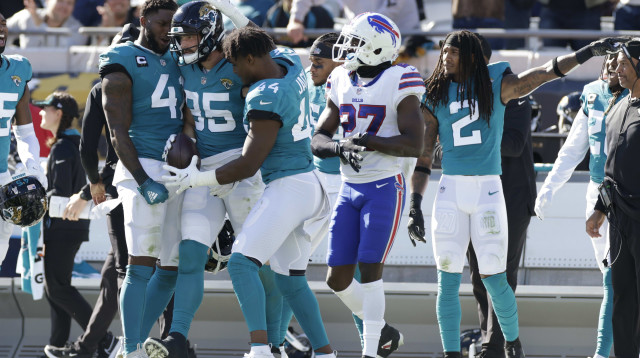 שחקני ג'קסונוויל ג'אגוארס חוגגים (צילום: GettyImages, David Rosenblum)