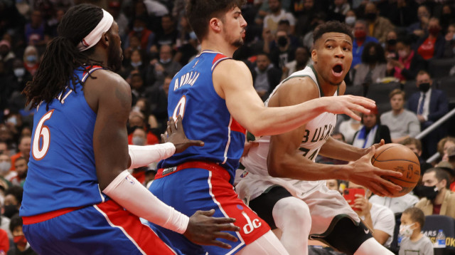 היינו כחולמים. אבדיה שומר על יאניס אנטטוקומפו (צילום: רויטרס)