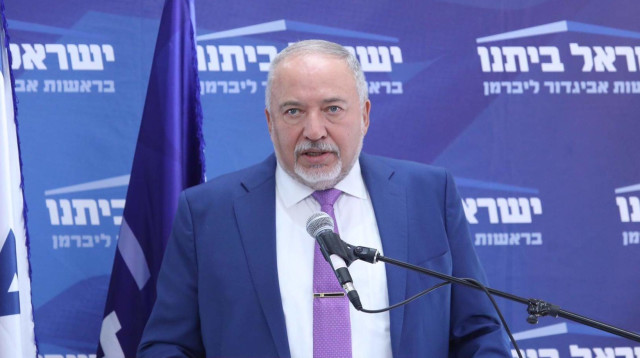 ליברמן בישיבת סיעה (צילום: מרק ישראל סלם)