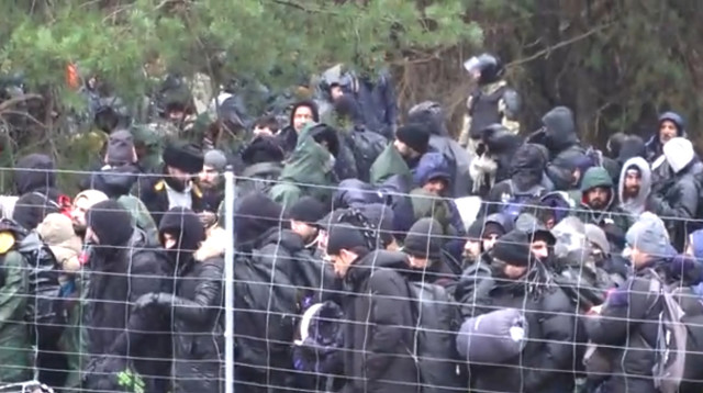 פליטים מנסים לחצות את הגבול מבלארוס לפולין (צילום: רויטרס)