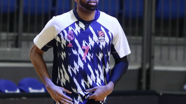 שחקן ריאל מדריד אלכס טיוס (צילום: דני מרון)