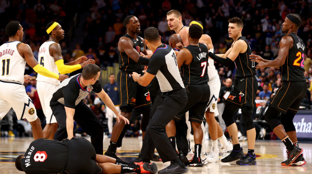 המשחק התחמם לקראת הסיום. יוקיץ' ושחקני מיאמי (צילום: GettyImages)