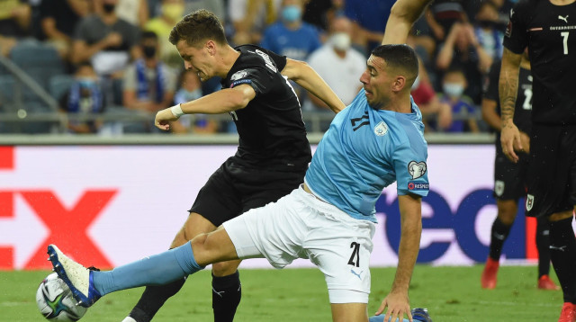 שחקן נבחרת ישראל, איתן טיבי מול כריסטוף באומגרטנר, נבחרת אוסטריה (צילום: ברני ארדוב)