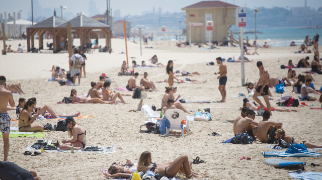 מבלים בחופי תל אביב (צילום: מרים אלסטר, פלאש 90)