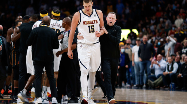 ניקולה יוקיץ' שחקן דנבר יורד מהמגרש אחרי ההרחקה (צילום: רויטרס)