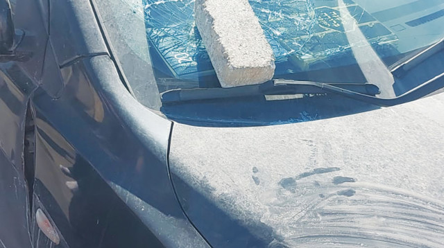 מכונית מנופצת (צילום: אלון חכמון)