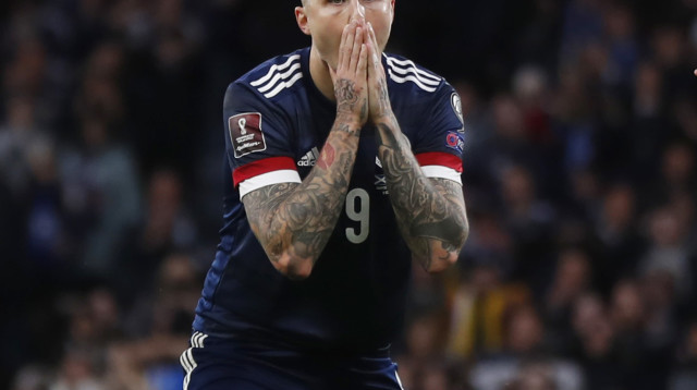 לינדון דייקס שחקן נבחרת סקוטלנד אחרי החמצה (צילום: רויטרס)