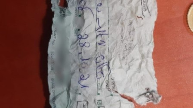 הצ'ק שניסו לבלוע השודדים (צילום: דוברות המשטרה)