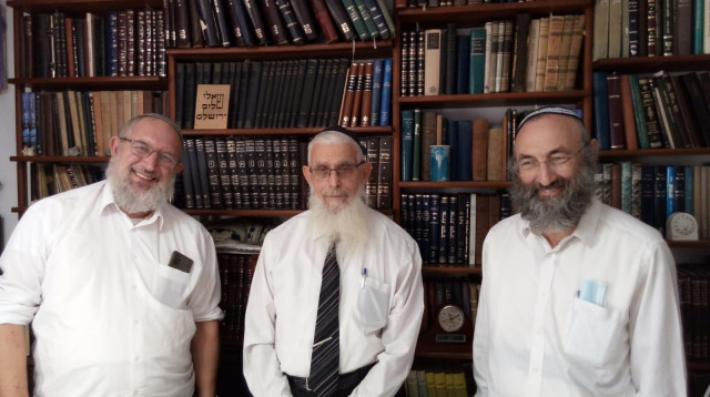 הרב יעקב אריאל (במרכז) עם אנשי מכון צומת (צילום: באדיבות מכון צומת)