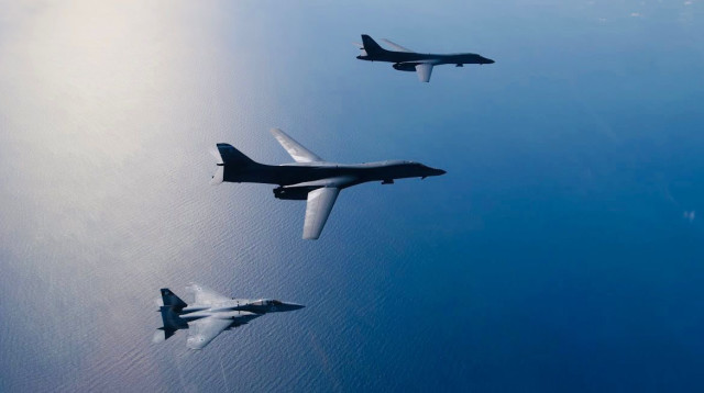 מטוסי קרב של צה"ל מלווים מפציץ של צבא ארה"ב (צילום: דובר צה"ל)