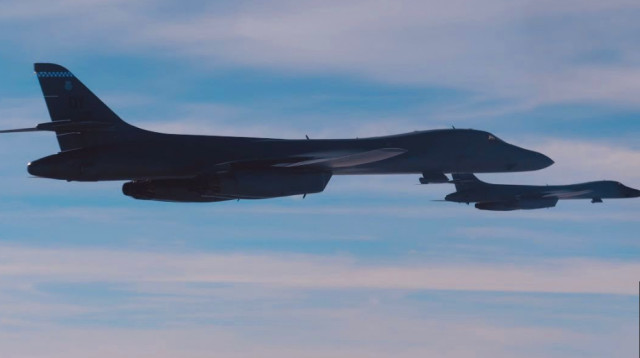 מטוסי קרב של צה"ל מלווים מפציץ של צבא ארה"ב (צילום: דובר צה"ל)