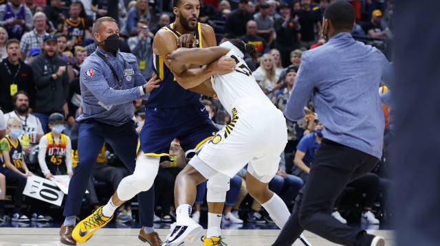 רודי גובר, מיילס טרנר, בעימות במשחק של אינדיאנה פייסרס מול יוטה ג'אז (צילום: רויטרס)