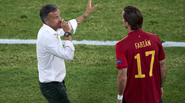 מאמן נבחרת ספרד, לואיס אנריקה, עם שחקן הנבחרת פביאן רואיס (צילום: GettyImages, Quality Sport Images)