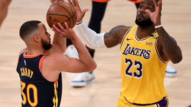 שחקן לוס אנג'לס לייקרס לברון ג'יימס מול שחקן גולדן סטייט ווריירס סטפן קרי (צילום: רויטרס)