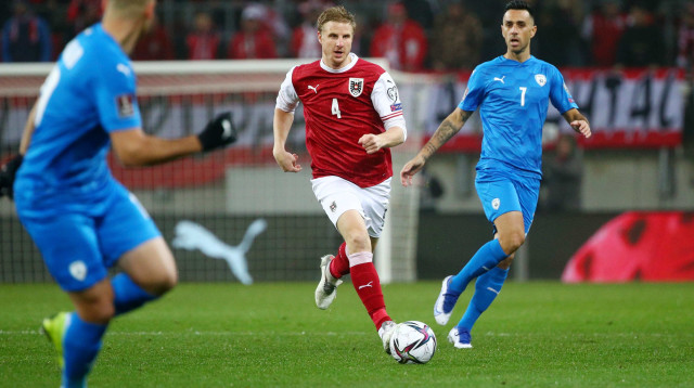 שחקן נבחרת אוסטריה מרטין הינטרגר מול שחקן נבחרת ישראל ערן זהבי (צילום: רויטרס)