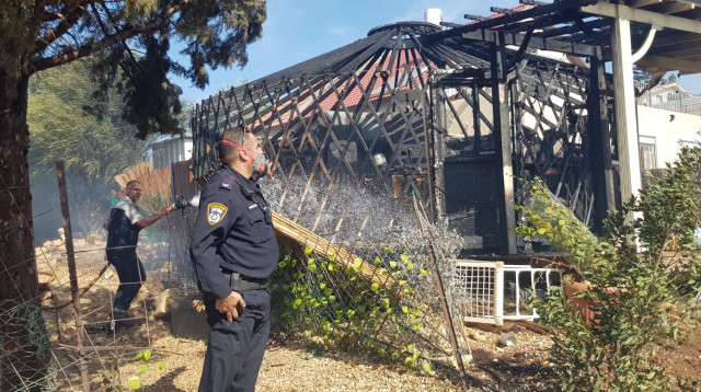 נזקי השריפה בגיתה (צילום: דוברות המשטרה)