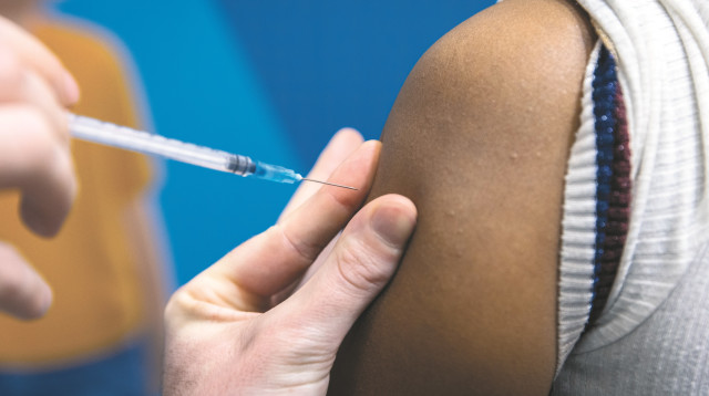 חיסוןןןןן (צילום: אוליבייה פיטוסי, פלאש 90)