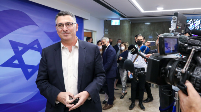 גדעון סער בכניסה לישיבת הממשלה (צילום: מרק ישראל סלם)