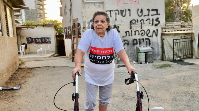 תושבת שכונת גבעת עמל (צילום: אבשלום ששוני)