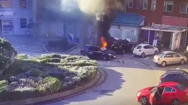 פיצוץ הרכב מחוץ לבית החולים לנשים בליברפול (צילום: צילום מסך מתוך רויטרס)