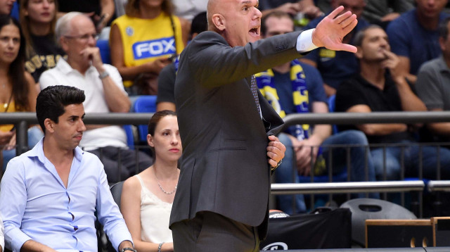 נבן ספאחיה, מאמן מכבי תל אביב (צילום: ברני ארדוב)