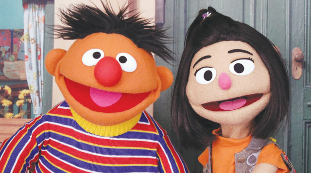 הבובה ג'ין יאנג ברחוב סומסום (צילום: Noreen Nasir, AP)