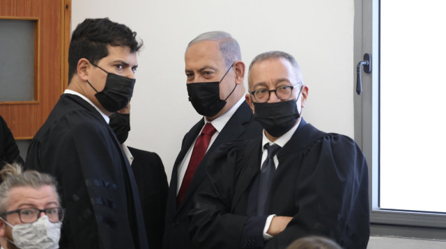 בנימין נתניהו בבית המשפט (צילום: אמיל סלמן)