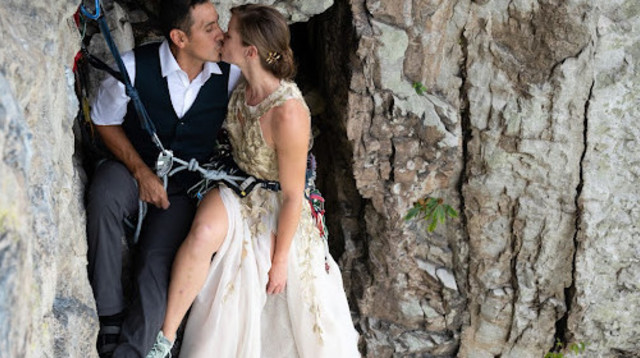 נשיקה בדרך לפסגה (צילום: דניאל רודריגז)