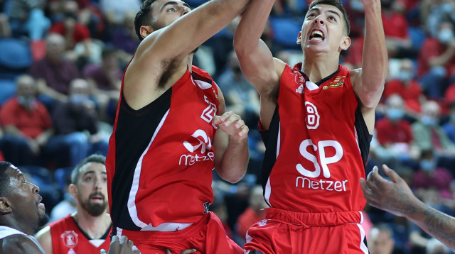 שחקני הפועל תל אביב עידן זלמנסון, לוטן אמסלם (צילום: דני מרון)