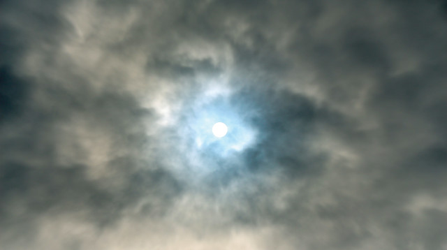 שמש בין העננים (צילום: אינג אימג')