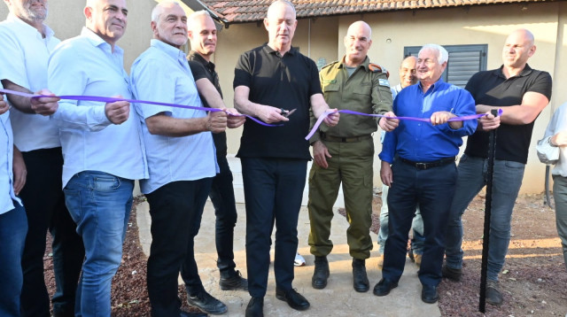 שר הביטחון בני גנץ חנך את הממ"ד הראשון בכפר יובל במסגרת פרויקט "מגן הצפון" (צילום: אריאל חרמוני / משרד הביטחון)