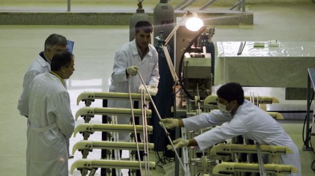 פועלים במתקן גרעין (צילום: REUTERS/Caren Firouz )