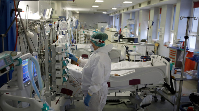 מחלקת קורונה בבית חולים, אילוסטרציה (צילום: REUTERS/Kacper Pempel)