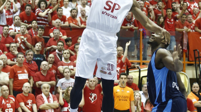 שחקן הפועל תל אביב, ג'וש אוונס (צילום: מגד גוזני)