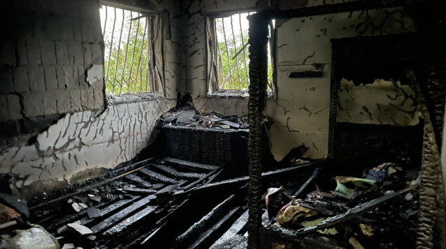 השריפה בדירה בפתח תקווה (צילום: דוברות כבאות והצלה)