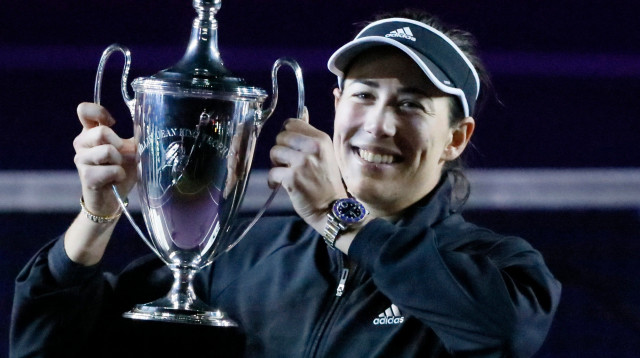 גרבינייה מוגורוסה אחרי זכייתה בטורניר גמר הסבב בטניס (צילום: רויטרס)